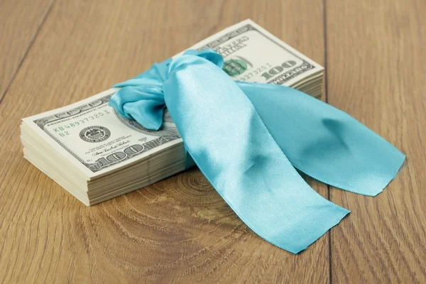 Pak van de gift van de 100 dollar met een blauw lint — Stockfoto