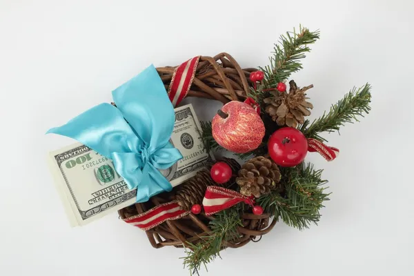 Stapel von Hundert-Dollar-Scheinen und Weihnachtsdekoration — Stockfoto