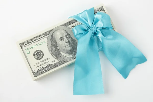 Paquete regalo de cien dólares con cinta azul —  Fotos de Stock