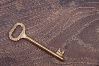 antika anahtar yalıtılmış olarak izole koyu ahşap arka