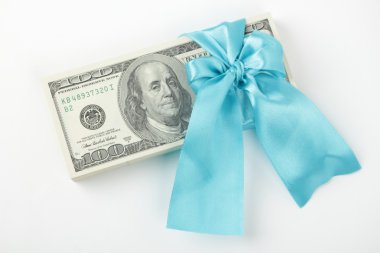 yüz dolar beyaz zemin üzerine izole paketi hediye