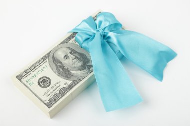 yüz dolar beyaz zemin üzerine izole paketi hediye