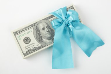 yüz dolar beyaz zemin üzerine izole paketi hediye