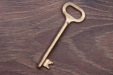 antika anahtar yalıtılmış olarak izole koyu ahşap arka
