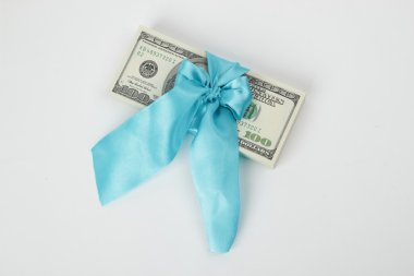 yüz dolar beyaz zemin üzerine izole paketi hediye