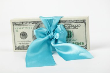 yüz dolar beyaz zemin üzerine izole paketi hediye