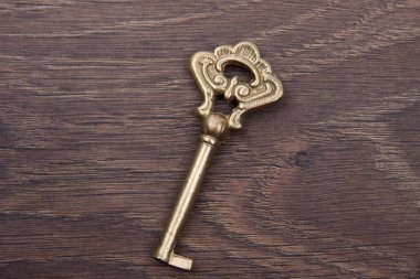 koyu ahşap zemin üzerinde süsleme ile eski anahtar