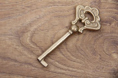 ahşap zemin üzerinde süsleme ile eski anahtar