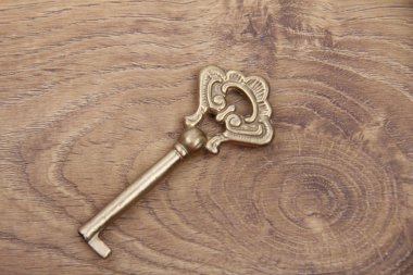 ahşap zemin üzerinde süsleme ile eski anahtar