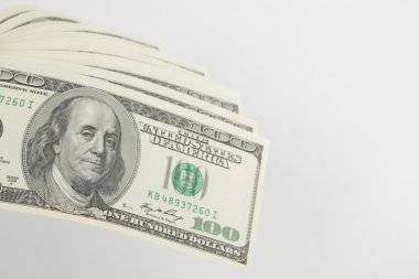 beyaz zemin üzerinde dolar paketi