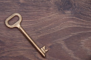 antika anahtar yalıtılmış olarak izole koyu ahşap arka