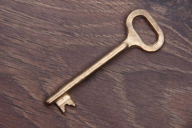 antika anahtar yalıtılmış olarak izole koyu ahşap arka