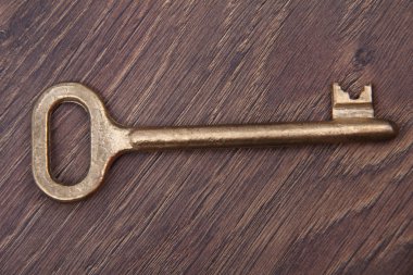 antika anahtar yalıtılmış olarak izole koyu ahşap arka