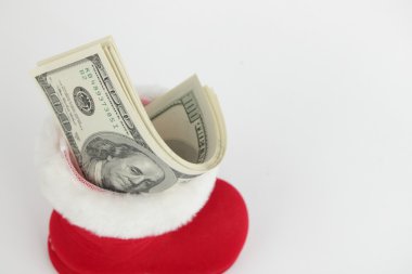 100 dolarlık banknotlar Noel boot beyaz zemin üzerinde bir sürü