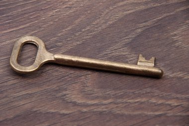 antika anahtar yalıtılmış olarak izole koyu ahşap arka