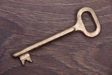 antika anahtar yalıtılmış olarak izole koyu ahşap arka