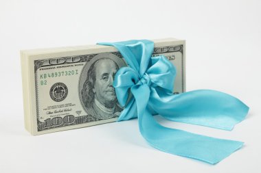 100 dolar beyaz zemin üzerine izole paketi hediye