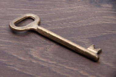 antika anahtar yalıtılmış olarak izole koyu ahşap arka