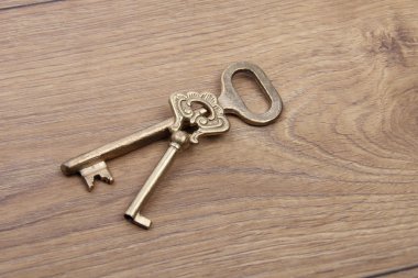 ahşap zemin üzerinde süsleme ile iki eski anahtar