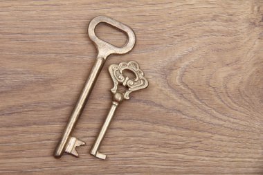 ahşap zemin üzerinde süsleme ile iki eski anahtar