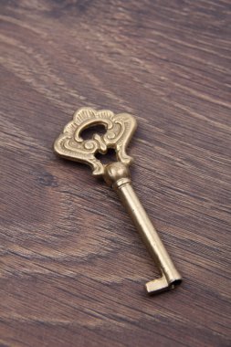 koyu ahşap arka plan üzerinde izole süsleme ile eski anahtar