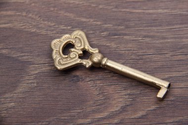 koyu ahşap arka plan üzerinde izole süsleme ile eski anahtar