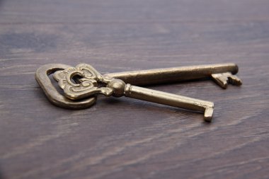 koyu ahşap zemin üzerinde süsleme ile iki vintage anahtar