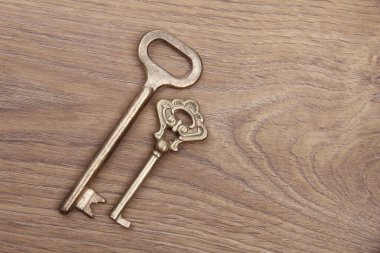 ahşap zemin üzerinde süsleme ile iki eski anahtar