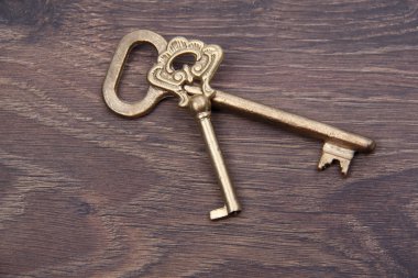 koyu ahşap zemin üzerinde süsleme ile iki eski anahtar