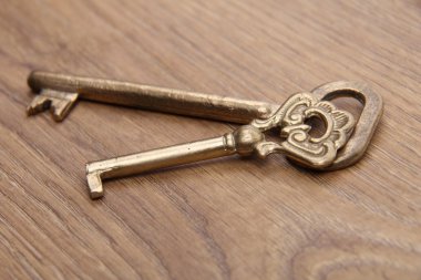 ahşap zemin üzerinde süsleme ile iki eski anahtar