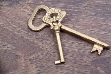koyu ahşap zemin üzerinde süsleme ile iki eski anahtar