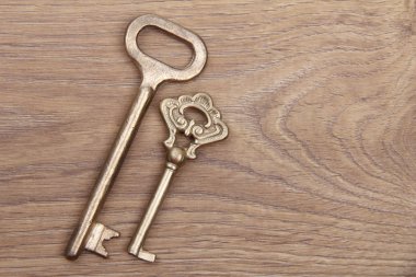 ahşap zemin üzerinde süsleme ile iki eski anahtar