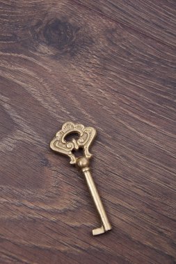 koyu ahşap zemin üzerinde süsleme ile eski anahtar