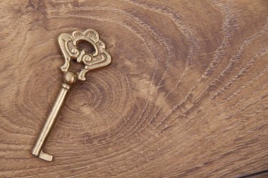 ahşap zemin üzerinde süsleme ile eski anahtar