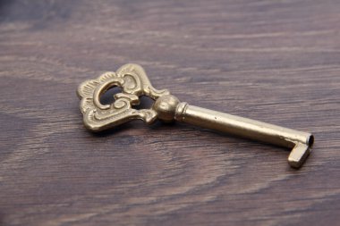 koyu ahşap zemin üzerinde süsleme ile eski anahtar