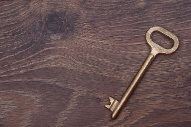 antika anahtar yalıtılmış olarak izole ahşap arka plan