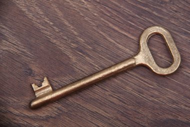 antika anahtar yalıtılmış olarak izole ahşap arka plan