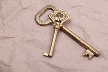bir arka planda buruşuk kağıt süsleme ile iki antika anahtar