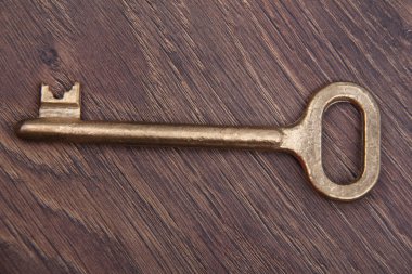 ahşap arka plan üzerinde izole antika anahtar