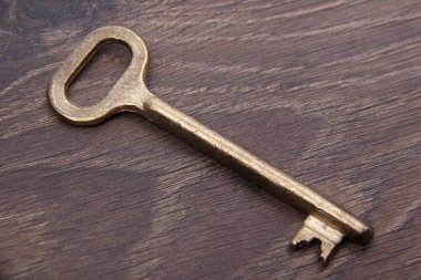 ahşap arka plan üzerinde izole antika anahtar