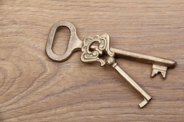 ahşap zemin üzerinde süsleme ile iki eski anahtar