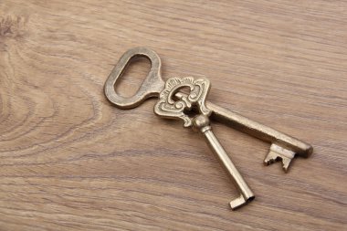 ahşap zemin üzerinde süsleme ile iki eski anahtar
