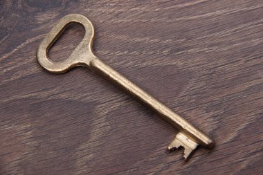 ahşap arka plan üzerinde izole antika anahtar