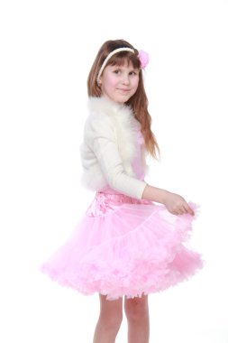 Beyaz arka plan üzerinde greyfurt holding neşeli kız