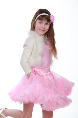 güzel küçük bir kız dans