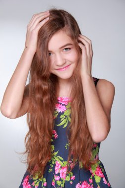 Elbiseli genç kadın.