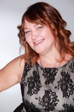 Orta yaşlı bir kadın gülen