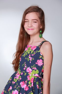 Yazlık elbise çok güzel genç kadın