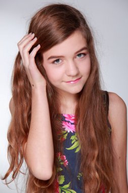 mavi elbiseli bir genç kız portre Studio