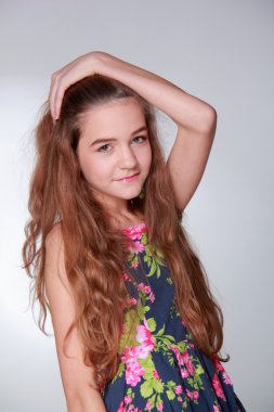 Uzun Saçlı Güzel Kız